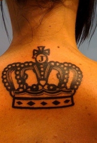背部黑色皇冠纹身图案