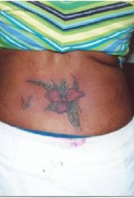 背部红色的花朵纹身图案