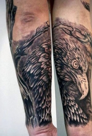 手臂华丽的黑白鹰头部纹身图案