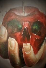 写实漂亮的女性手与骷髅形状的苹果纹身图案