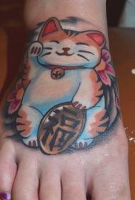 脚背漂亮的彩色招财猫纹身图案