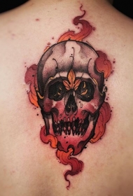 背部彩色骷髅与火焰和枫叶纹身图案