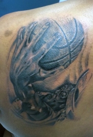 背部黑白的篮球运动员纹身图案