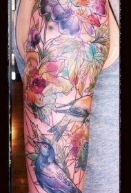 手臂美丽的七彩鸟类和花朵树叶纹身图案