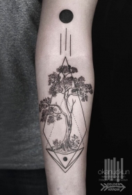 神秘的几何与孤独的树手臂纹身图案