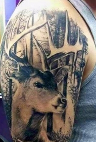 大臂华丽的写实风格森林与鹿纹身图案