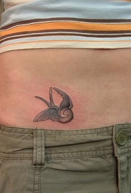 腹部梦幻的灰色小鸟纹身图案