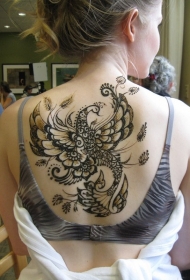 背部神奇的花朵组合鸟纹身图案