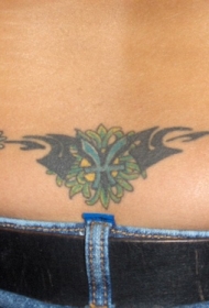 腰部蓝色字符与花朵图腾纹身图案