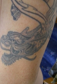 黑色的中国龙手臂纹身图案