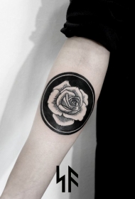 简单的小玫瑰和黑色圆圈手臂纹身图案