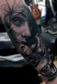小臂写实风格黑灰神秘女性肖像和邪恶狼纹身图案