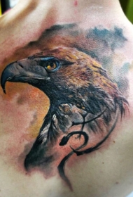背部写实风格的彩色老鹰与符号纹身图案