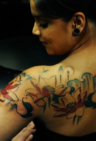 背部水彩风格彩色莲花和蜻蜓纹身图案