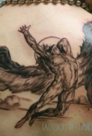 背部黑灰风格的落伊卡洛斯纹身图案