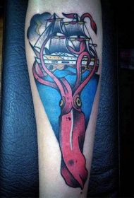 手臂航海主题的彩色鱿鱼和帆船纹身图案