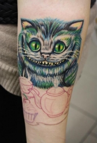 小臂彩色的咧嘴猫与茶杯和蛋糕纹身图案