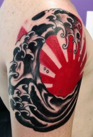 大臂亚洲风格的红色太阳和浪花纹身图案