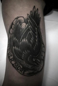 黑白点刺小乌鸦与字母手臂纹身图案