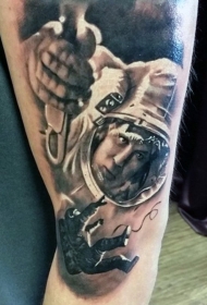 手臂难以置信的彩绘宇航员肖像纹身图案
