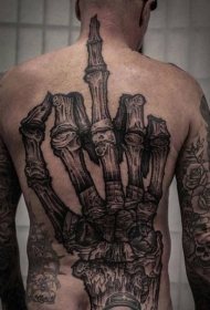 背部逼真的惊人骷髅手纹身图案