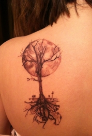 女生背部树与大月亮纹身图案