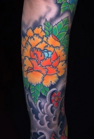 手臂橙色的牡丹花纹身图案