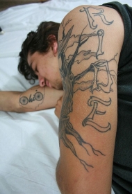 手臂黑灰枯树和字母创意纹身图案