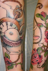 小臂彩绘兔子玫瑰和时钟纹身图案