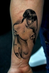 手臂黑白恶魔骷髅与亚洲女人纹身图案