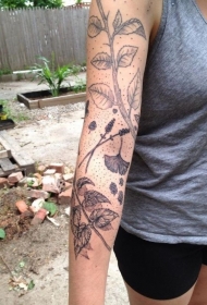 女生手臂点刺树叶植物纹身图案