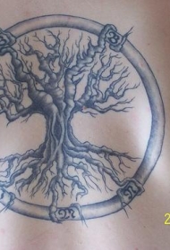 背部圆形与树纹身图案