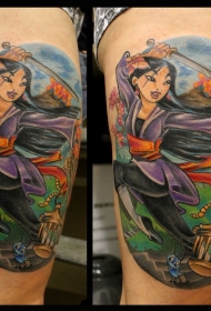 大腿卡通风格的彩色花木兰与剑和花朵纹身图案
