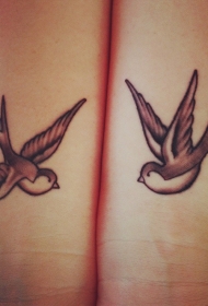 情侣手腕可爱的燕子纹身图案