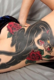 背部个性的彩色黑豹与玫瑰纹身图案