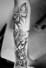 黑灰色的蝴蝶燕子手臂纹身图案