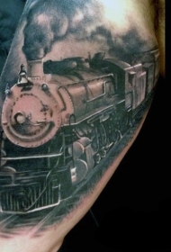 手臂令人印象深刻的逼真火车纹身图案