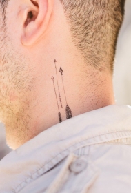 三个有趣的小箭头男性颈部纹身图案