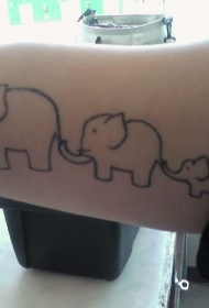 大臂可爱的简单线条大象家庭纹身图案