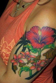 大臂很酷的多彩异国花卉和棕桐树纹身图案