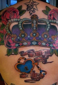 背部彩色的玫瑰与皇冠纹身图案