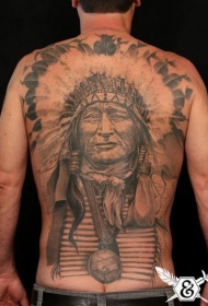 背部黑白印度酋长与项链纹身图案