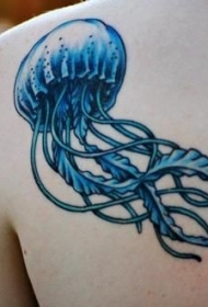 背部蓝色写实的水母纹身图案