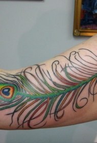 绿色孔雀羽毛大臂纹身图案
