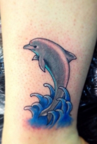 简单的卡通般彩色小海豚手臂纹身图案