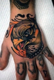 手背美丽的彩色老鹰头像纹身图案