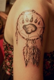 女生手臂熊爪印与捕梦网纹身图案