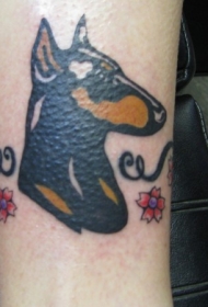 手臂卡通彩色的杜宾犬纹身图案
