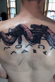 背部现代步枪蛇与拉丁字母纹身图案