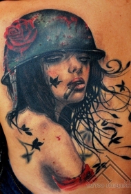 背部彩色的吸烟性感女人与玫瑰纹身图案